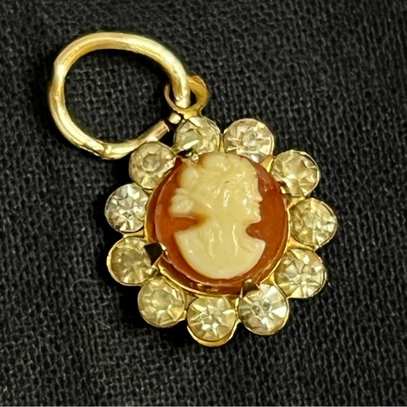 Jewelry - Tiny Cameo Pendant w/Rhinstones